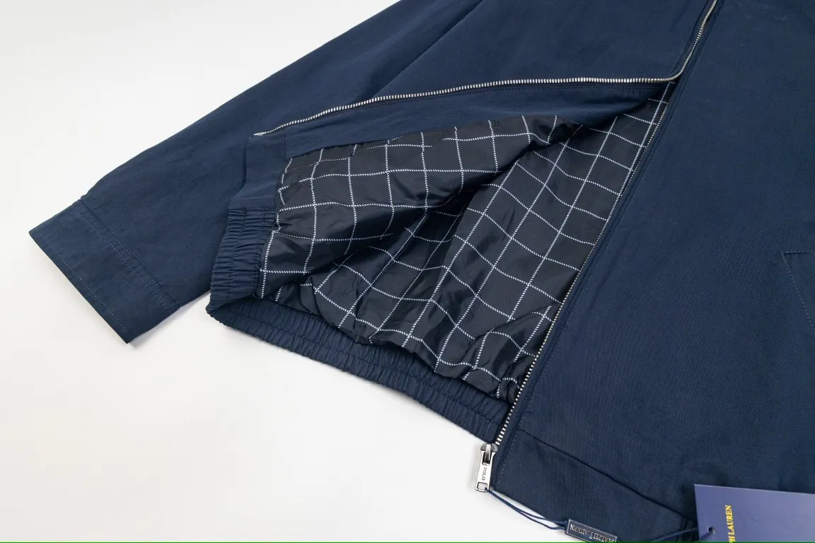 🅿️350 Ralph Lauren's new 24ss classic embroidered logo lapel executive zipper jacket for both men and women. 1️⃣Selected from high-quality original developed pure cotton fabric, with customized plaid lining inside, the overall wearing effect is very soft and comfortable. 2️⃣The workmanship details are perfectly controlled, with exquisite small logo embroidery on the chest, and the unique design style of splicing technology is used in the dropped shoulder position to highlight your personality! The version is simple but not simple! 3️⃣ Complete with tag accessories, unisex design, and a very versatile jacket for men and women!  Color: black, navy blue, khaki Size: S, M, L, XL